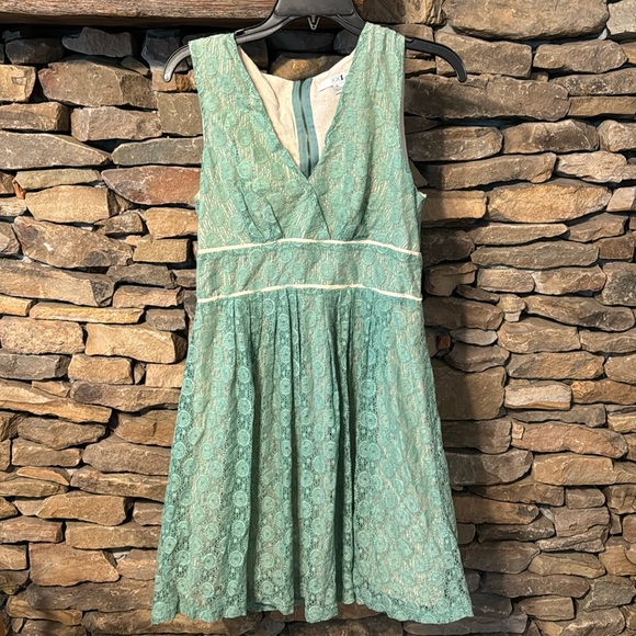 XXI dress with zipper back- tan with green lace over layer- size L - Picture 1 of 4